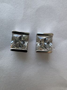925 Sterling Silver Vintage Sparkly Clear Stone Stud Pierced Earrings